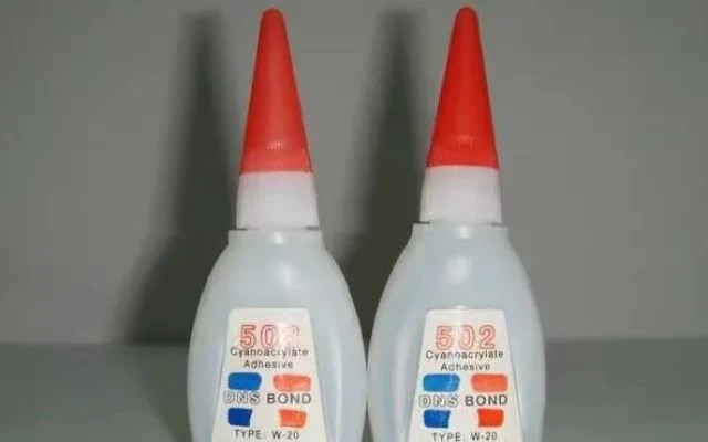 502为什么不粘装它的瓶子，打开后却会黏住瓶口？不都是一个材质吗？